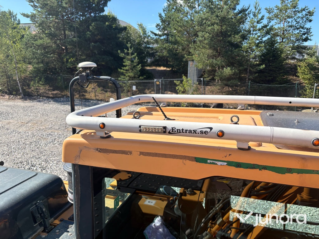Grävmaskin Hyundai HX220L med tiltrotator och redskap