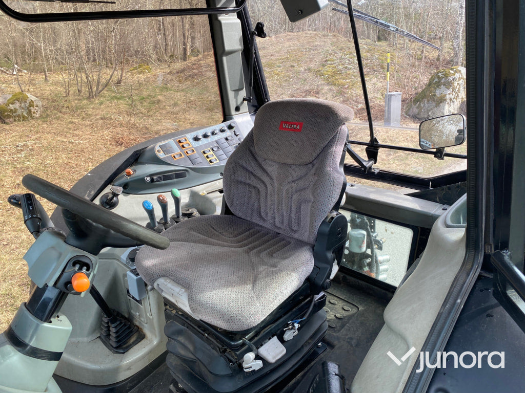 Traktor - Valtra N103.4 skogsutrustad