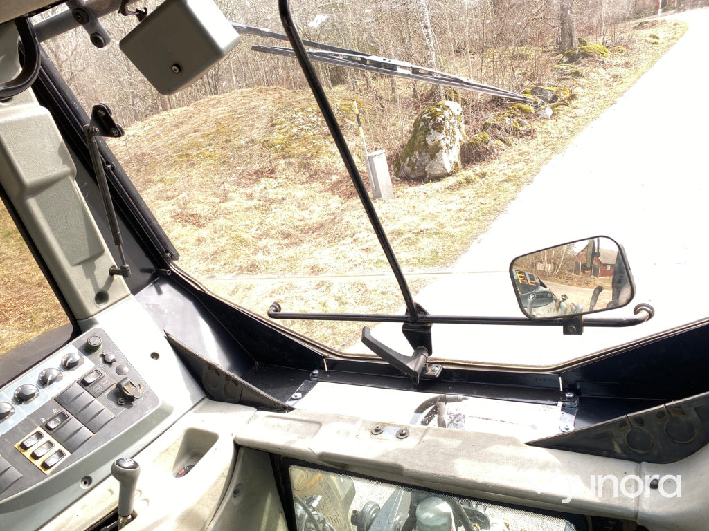 Traktor - Valtra N103.4 skogsutrustad