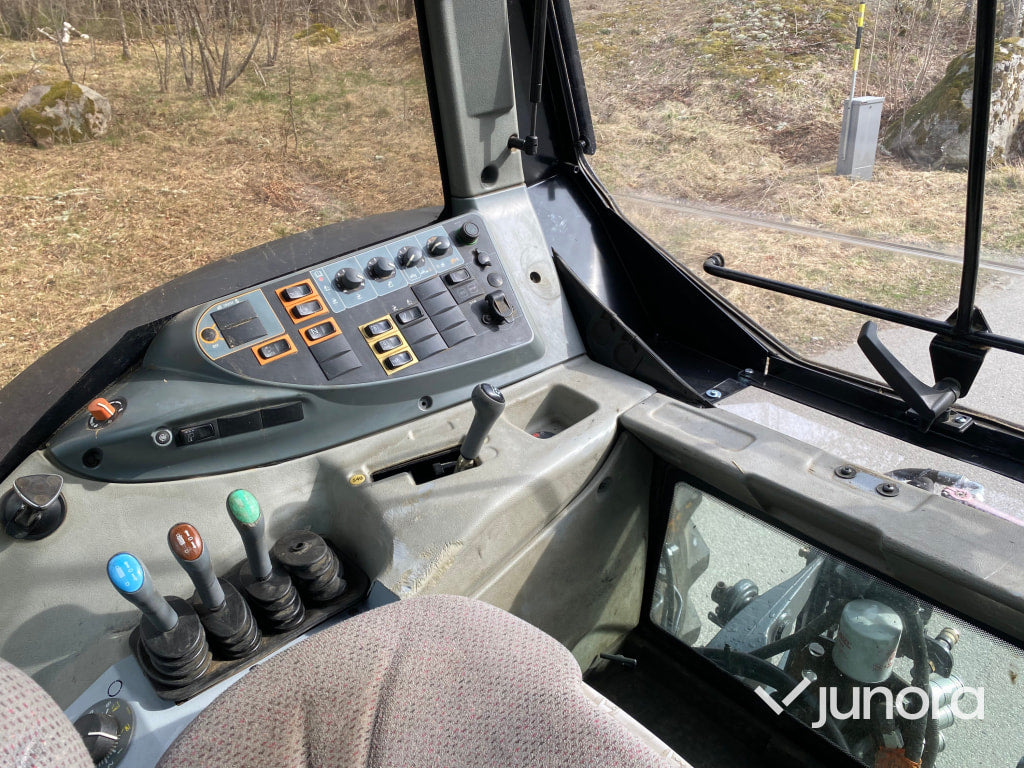 Traktor - Valtra N103.4 skogsutrustad
