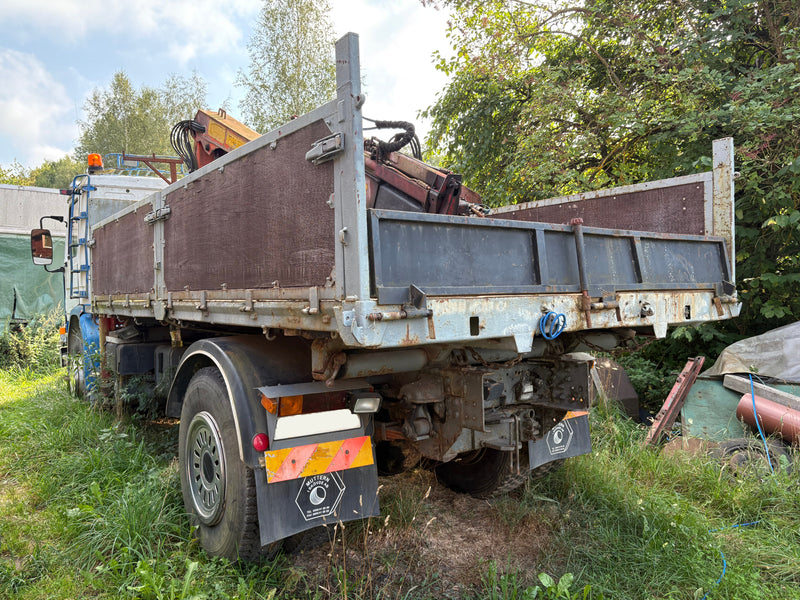 Lastbil Scania P92H 4X2 med lyftkran