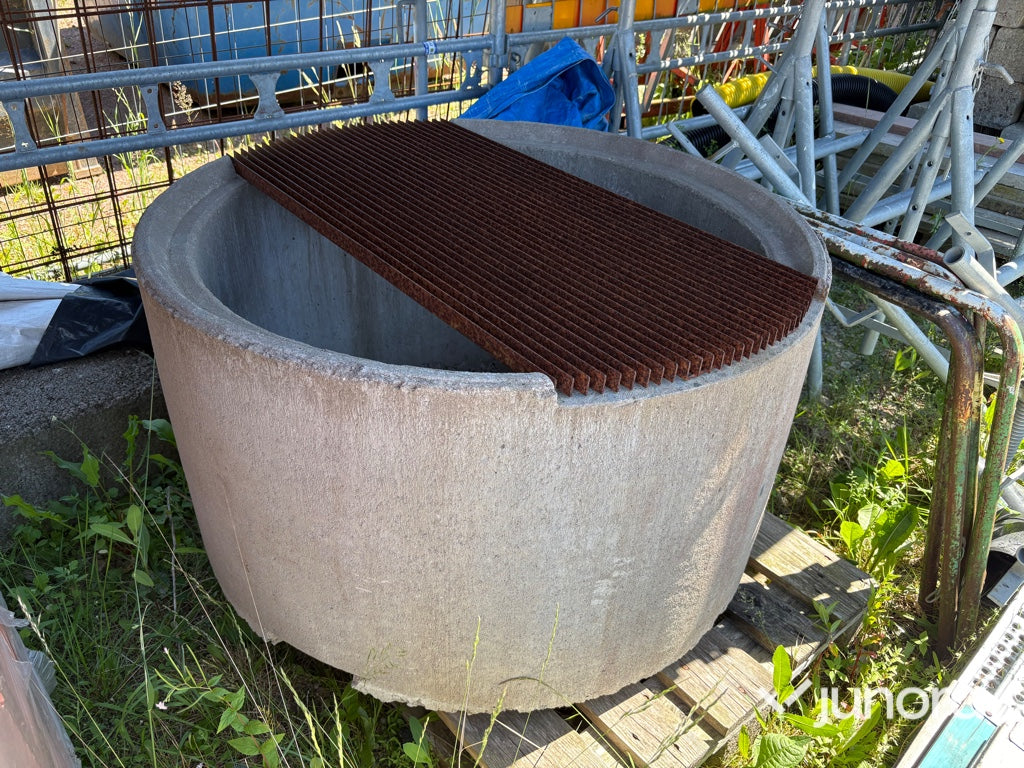 Betonggrill med grillgaller