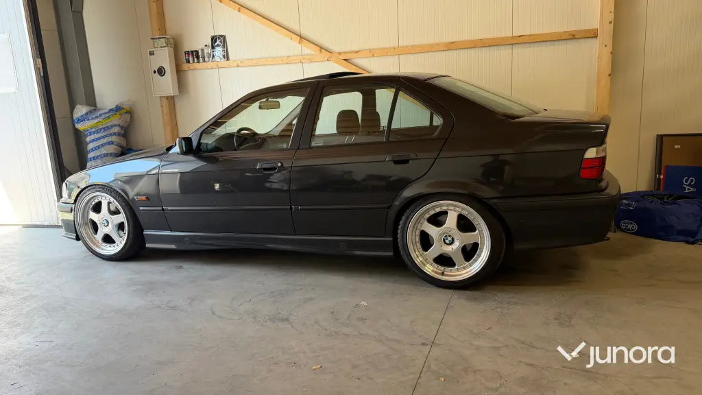 Personbil - BMW 320i med taklucka