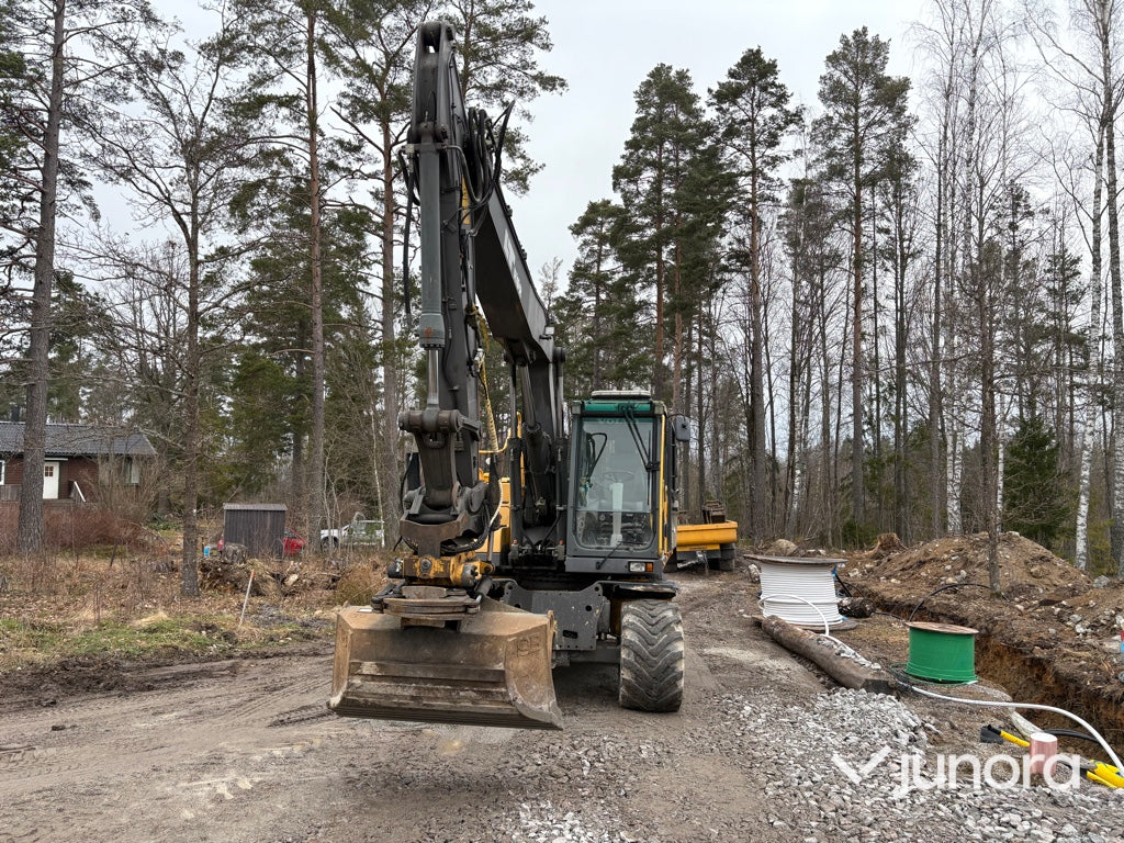 Hjulgrävmaskin-VOLVO EW160C med släp