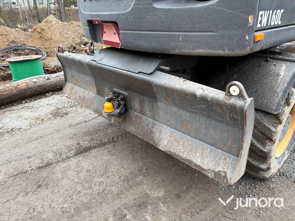 Hjulgrävmaskin-VOLVO EW160C med släp