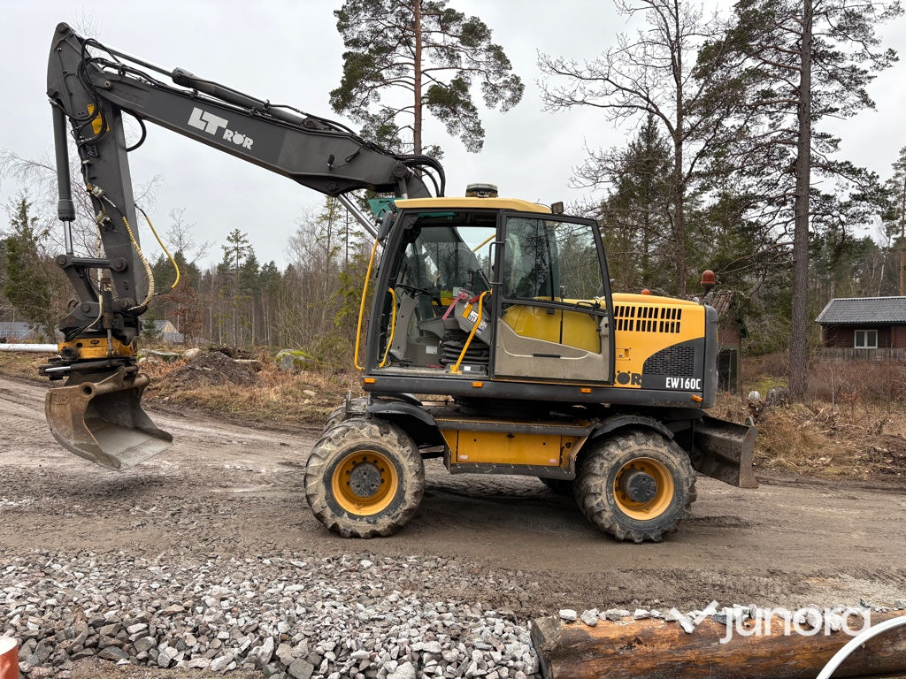 Hjulgrävmaskin-VOLVO EW160C med släp