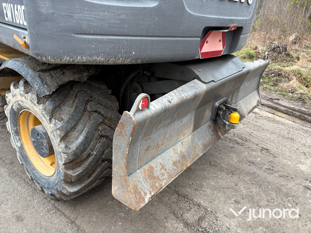 Hjulgrävmaskin-VOLVO EW160C med släp