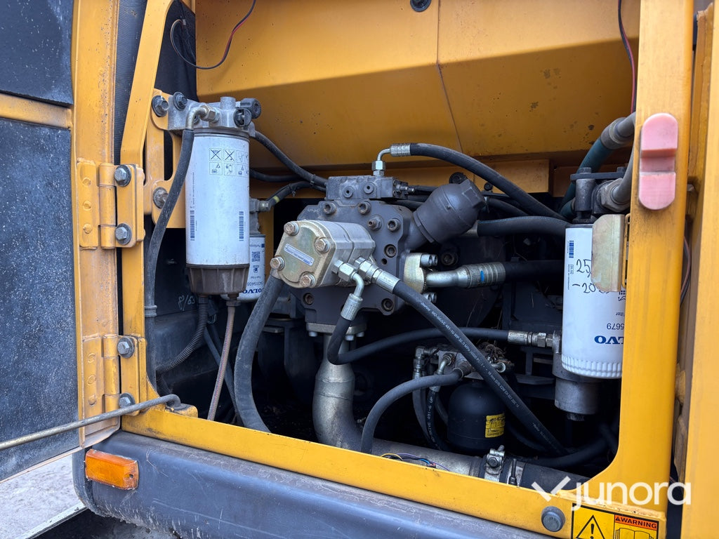 Hjulgrävmaskin-VOLVO EW160C med släp