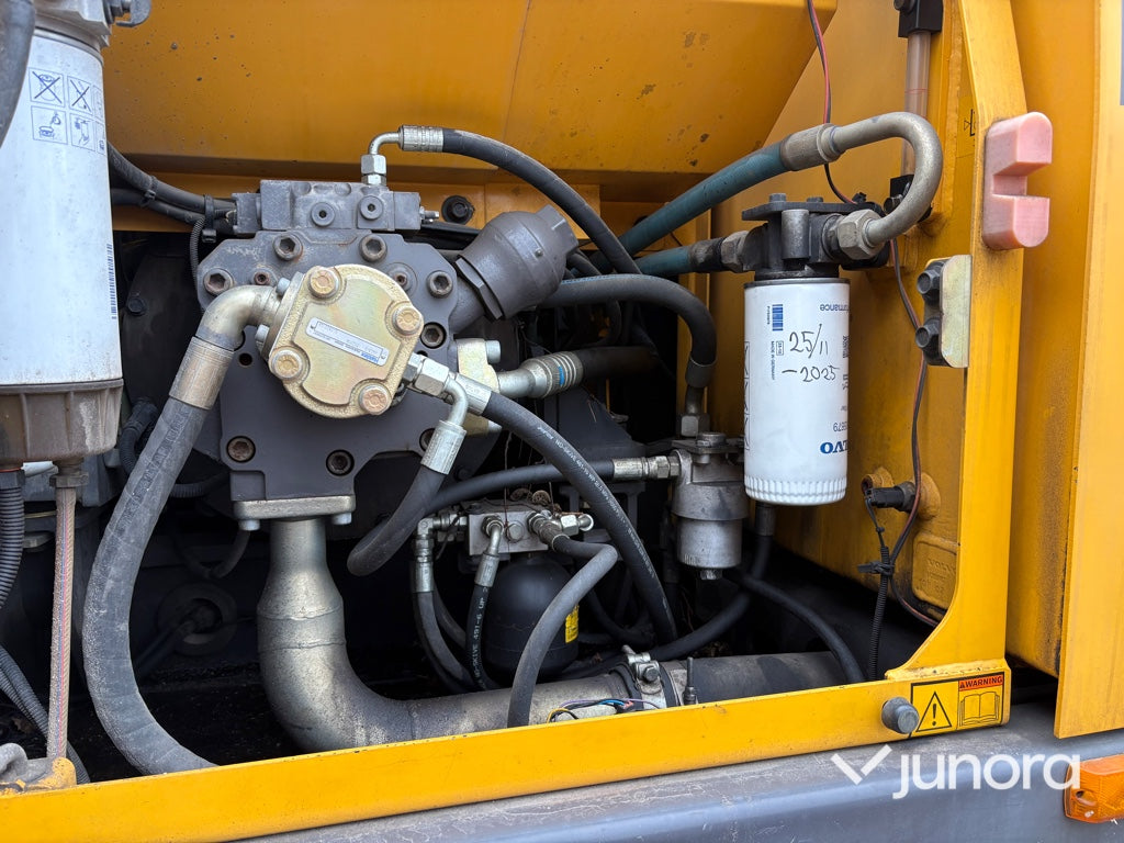 Hjulgrävmaskin-VOLVO EW160C med släp