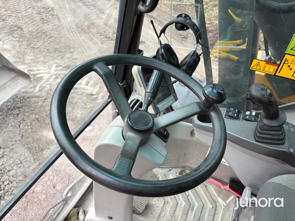 Hjulgrävmaskin-VOLVO EW160C med släp