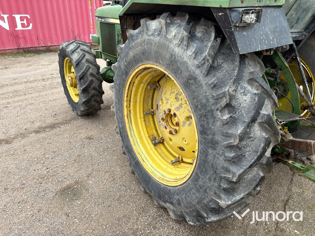 Traktor - John Deere 3140 MFWD