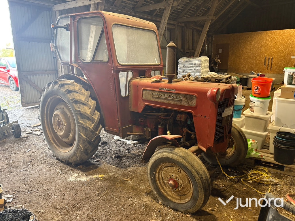Traktor McCormick International B-414