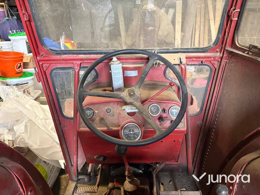 Traktor McCormick International B-414