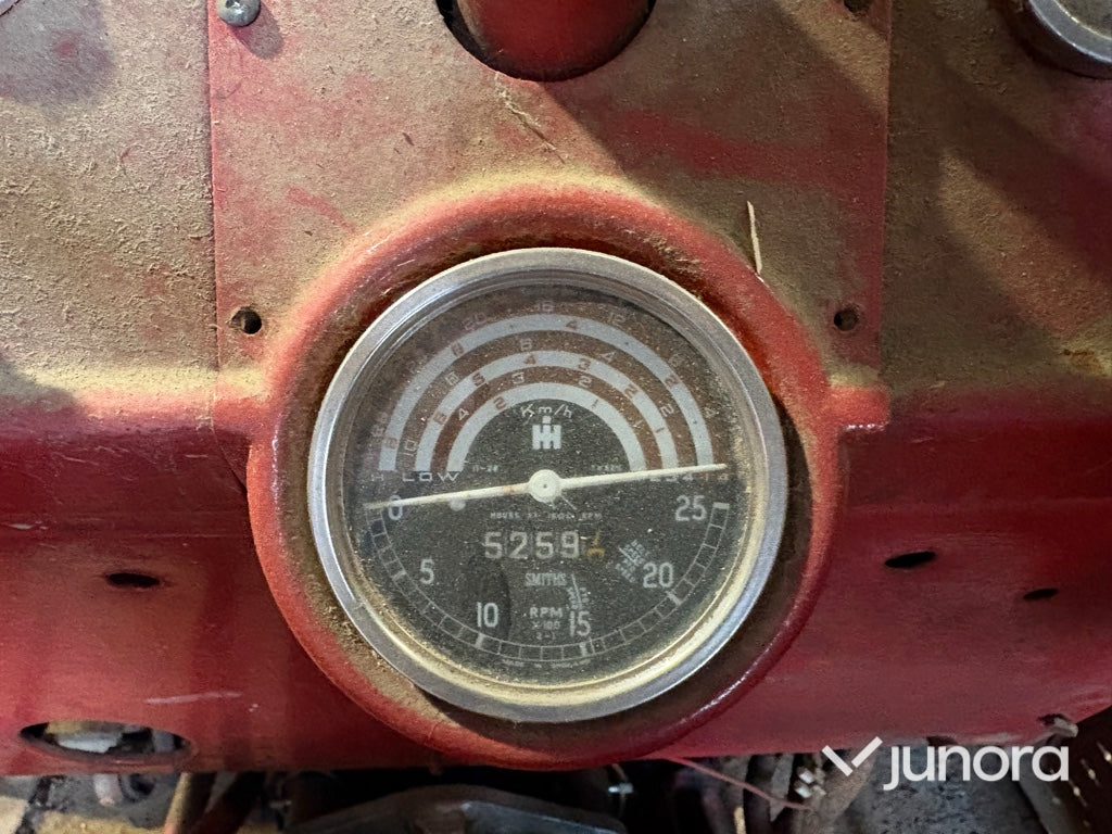 Traktor McCormick International B-414