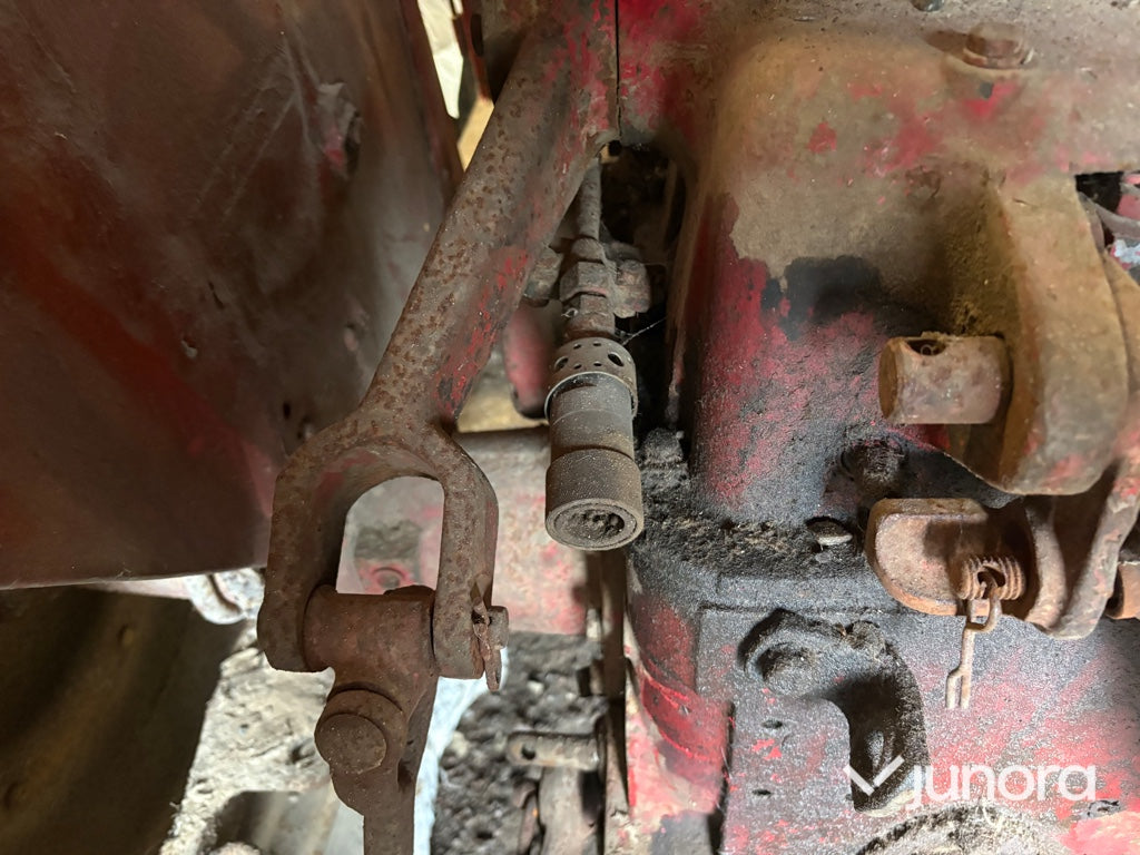 Traktor McCormick International B-414