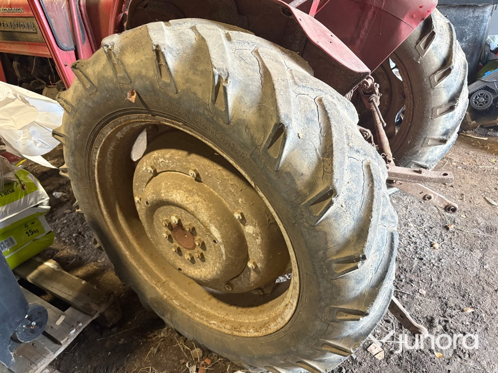 Traktor McCormick International B-414