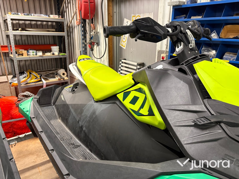 Vattenskoter - Sea-Doo Spark Trixx 2 st med trailer