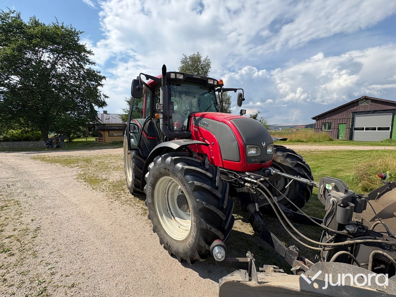 Traktor Valtra N111E Hitech