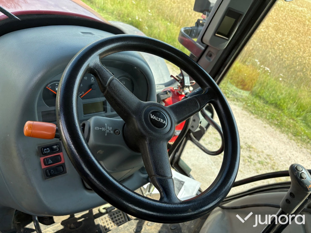 Traktor Valtra N111E Hitech