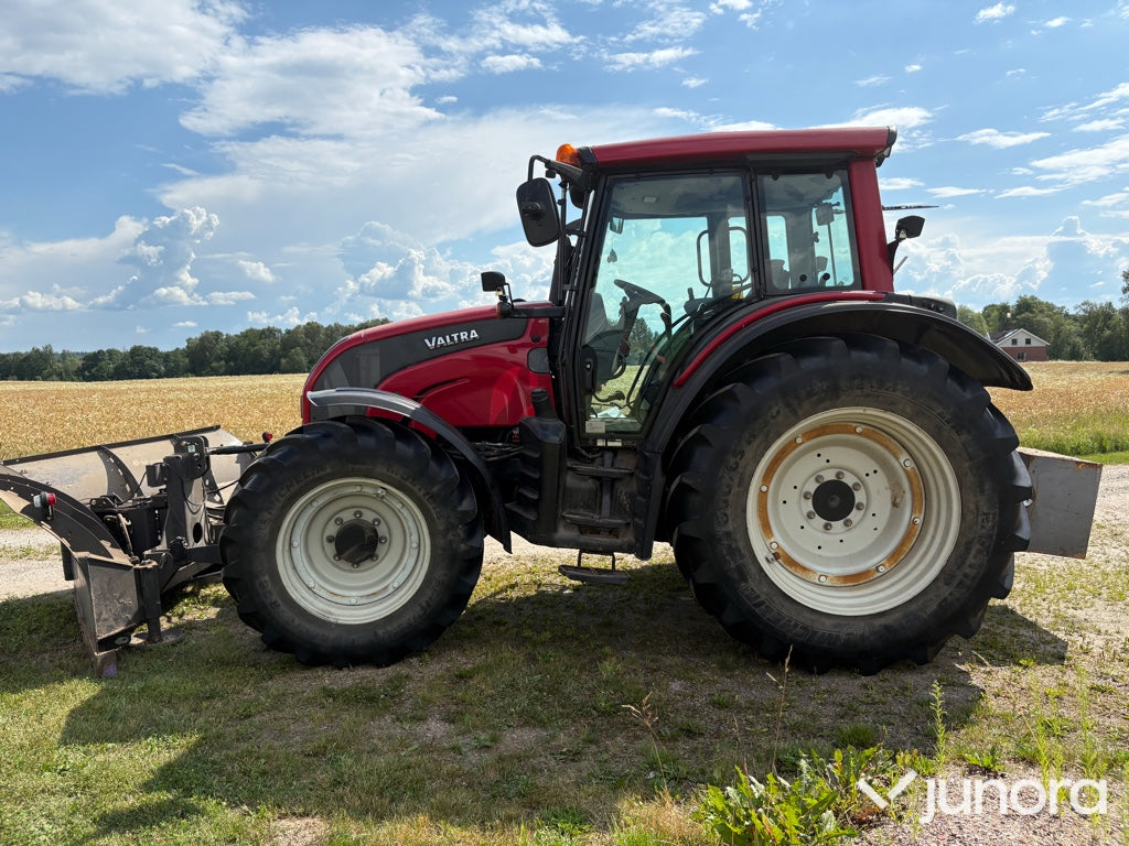 Traktor Valtra N111E Hitech