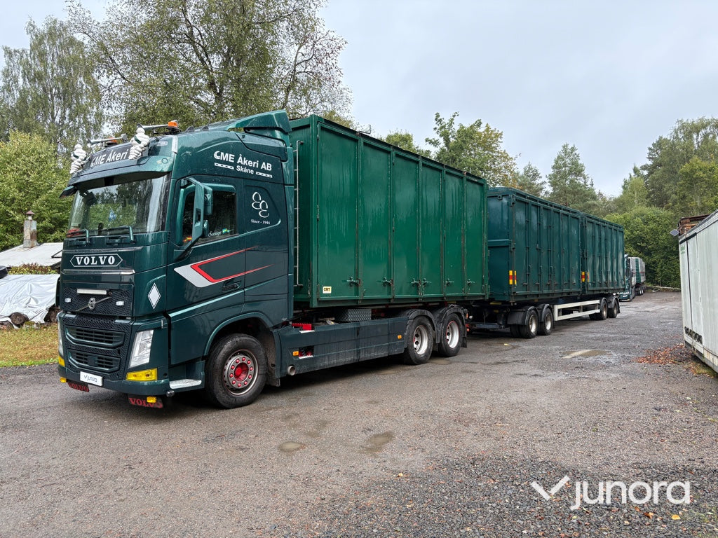 Lastbilsekipage – Volvo FH500 6x2 med JOAB L21-5600 AA lastväxlare, Kilafors släp och tre containrar