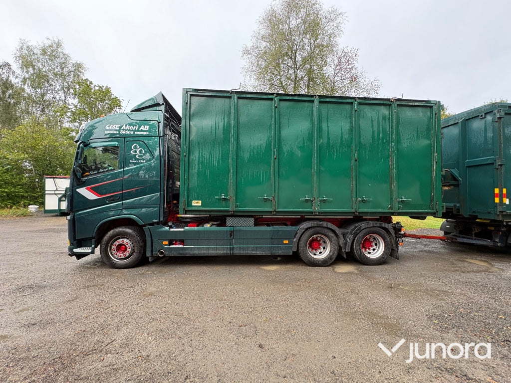 Lastbilsekipage – Volvo FH500 6x2 med JOAB L21-5600 AA lastväxlare, Kilafors släp och tre containrar