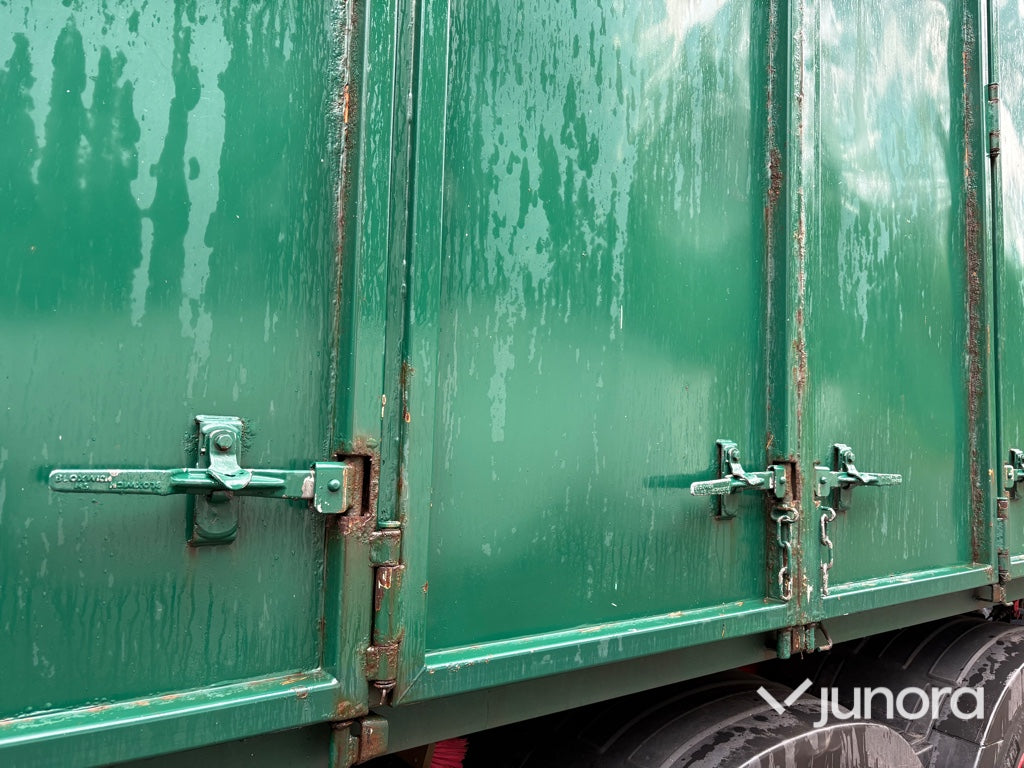 Lastbilsekipage – Volvo FH500 6x2 med JOAB L21-5600 AA lastväxlare, Kilafors släp och tre containrar