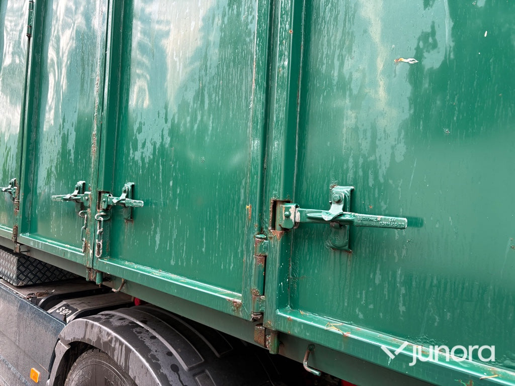 Lastbilsekipage – Volvo FH500 6x2 med JOAB L21-5600 AA lastväxlare, Kilafors släp och tre containrar