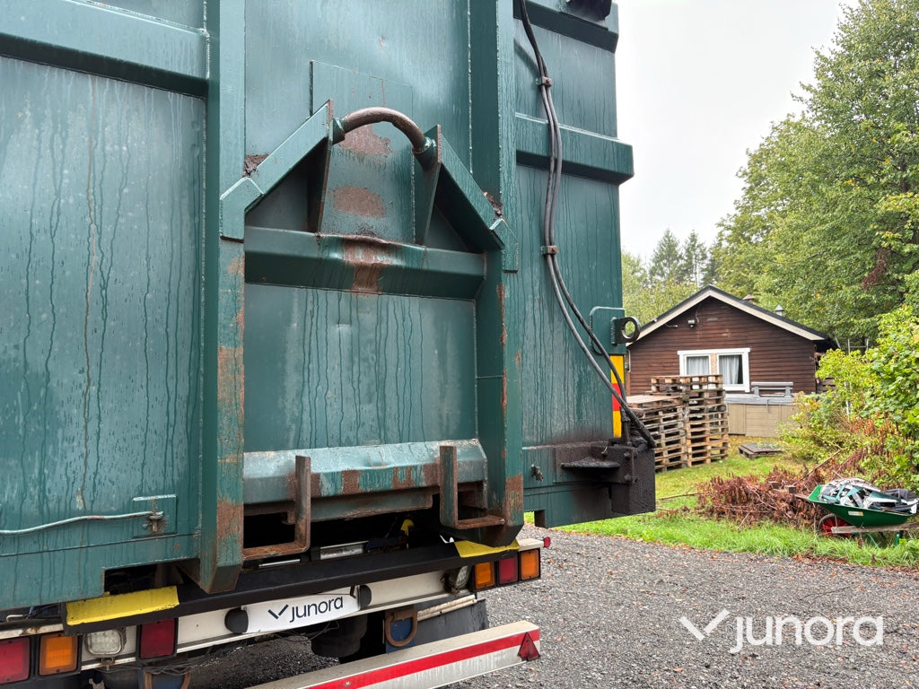 Lastbilsekipage – Volvo FH500 6x2 med JOAB L21-5600 AA lastväxlare, Kilafors släp och tre containrar