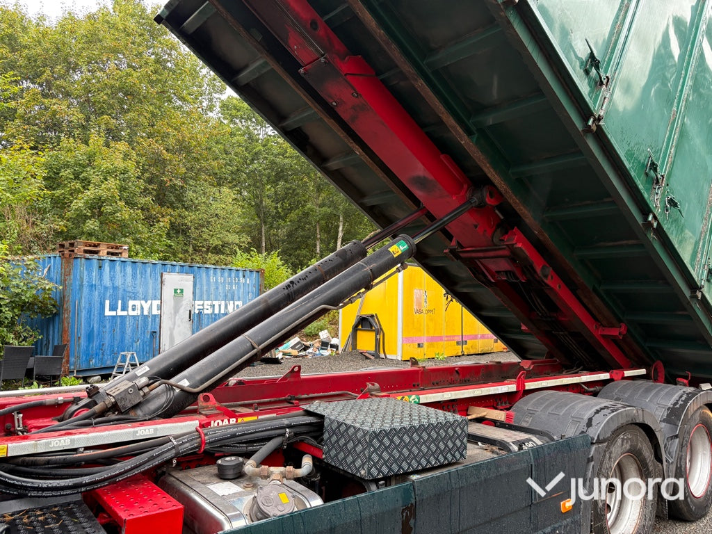 Lastbilsekipage – Volvo FH500 6x2 med JOAB L21-5600 AA lastväxlare, Kilafors släp och tre containrar