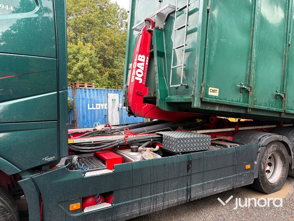 Lastbilsekipage – Volvo FH500 6x2 med JOAB L21-5600 AA lastväxlare, Kilafors släp och tre containrar
