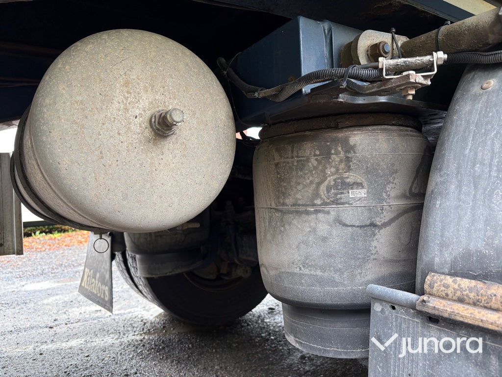 Lastbilsekipage – Volvo FH500 6x2 med JOAB L21-5600 AA lastväxlare, Kilafors släp och tre containrar