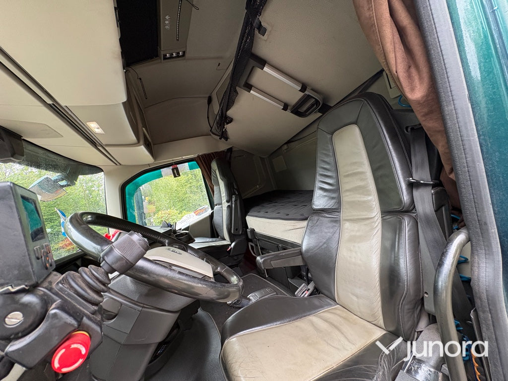 Lastbilsekipage – Volvo FH500 6x2 med JOAB L21-5600 AA lastväxlare, Kilafors släp och tre containrar