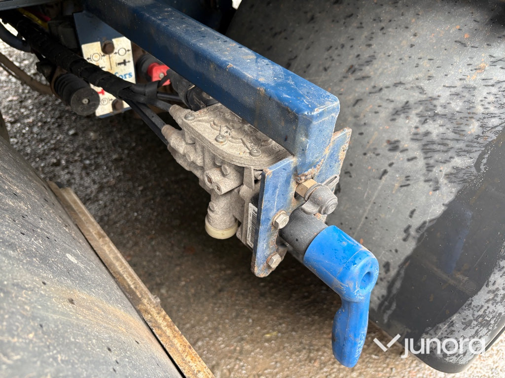 Lastbilsekipage – Volvo FH500 6x2 med JOAB L21-5600 AA lastväxlare, Kilafors släp och tre containrar