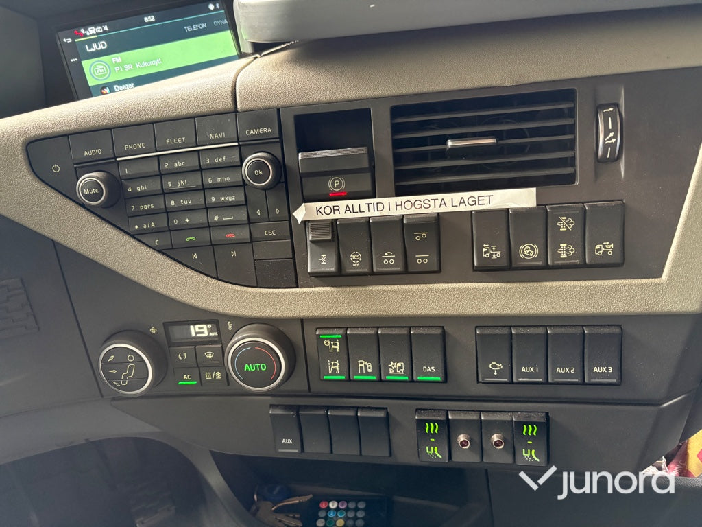 Lastbilsekipage – Volvo FH500 6x2 med JOAB L21-5600 AA lastväxlare, Kilafors släp och tre containrar