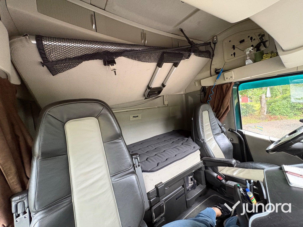 Lastbilsekipage – Volvo FH500 6x2 med JOAB L21-5600 AA lastväxlare, Kilafors släp och tre containrar