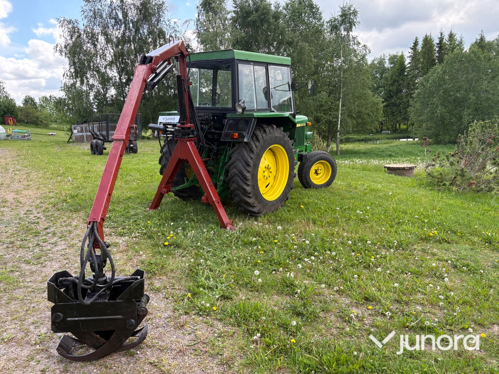 Traktor med skogskran - John Deere, 2130