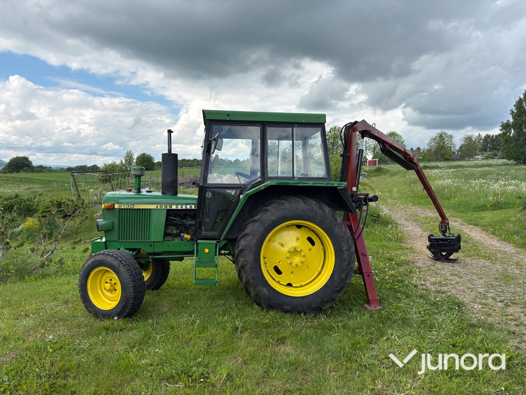 Traktor med skogskran - John Deere, 2130