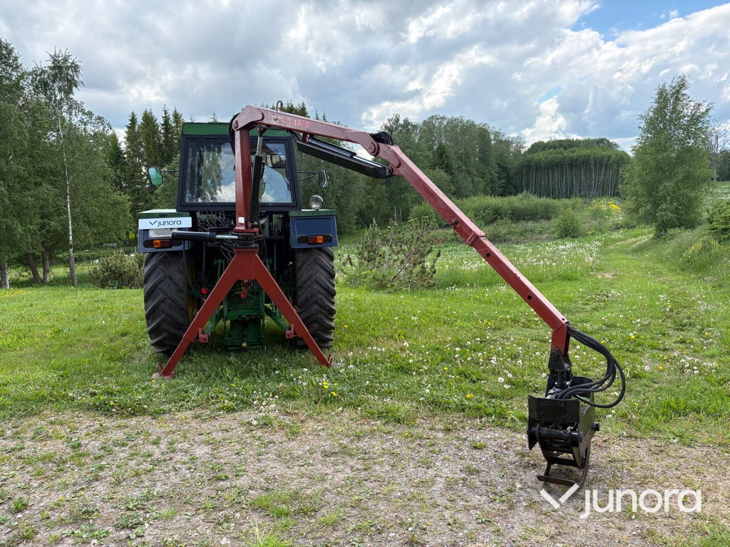 Traktor med skogskran - John Deere, 2130