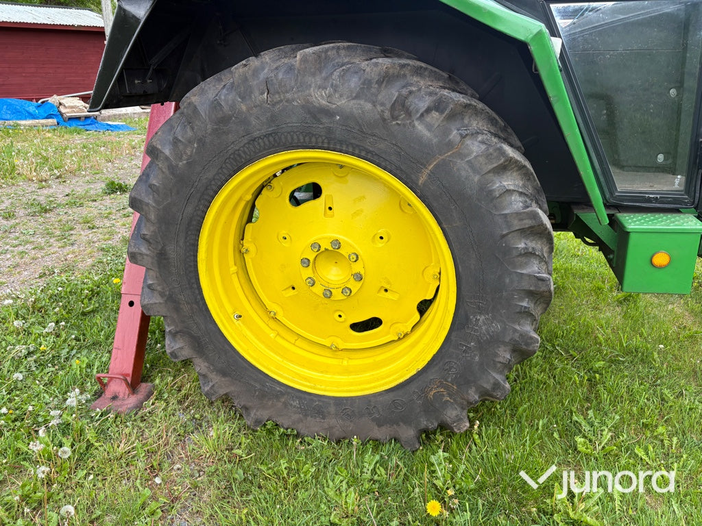 Traktor med skogskran - John Deere, 2130