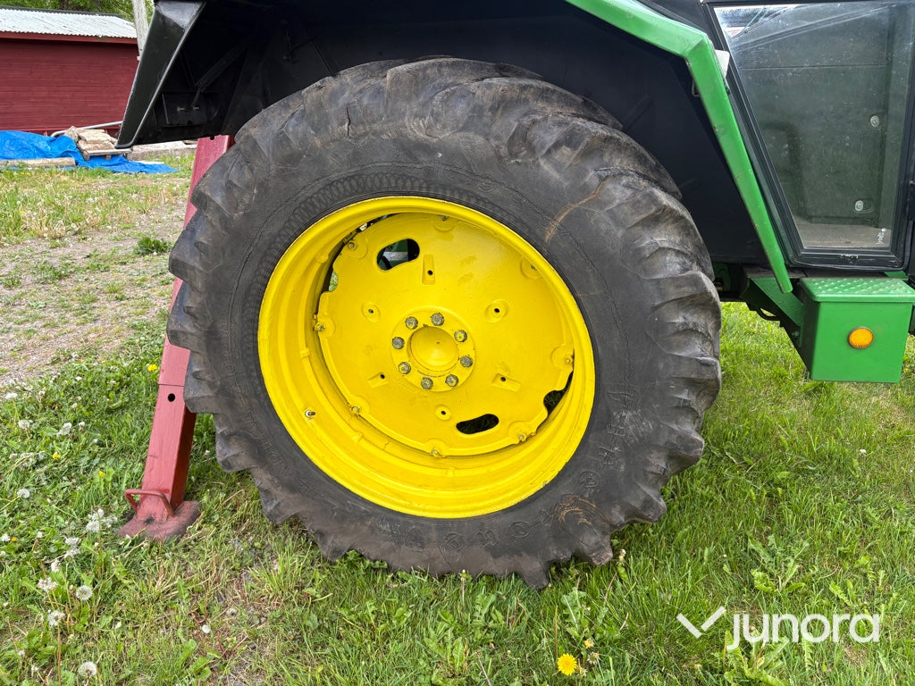 Traktor med skogskran - John Deere, 2130