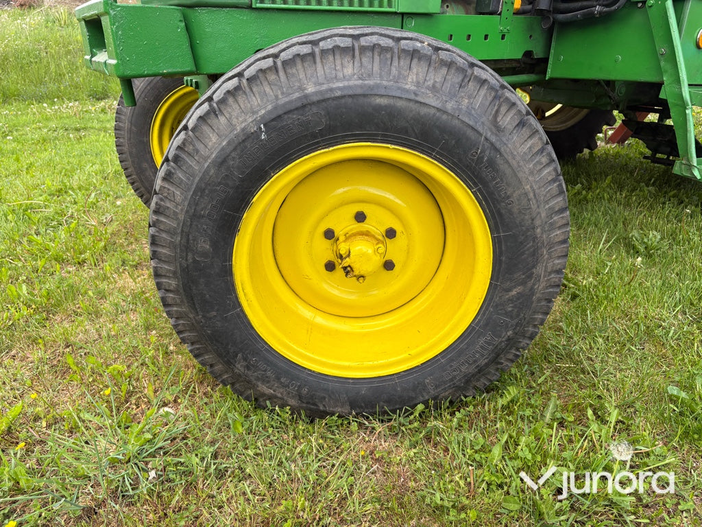 Traktor med skogskran - John Deere, 2130