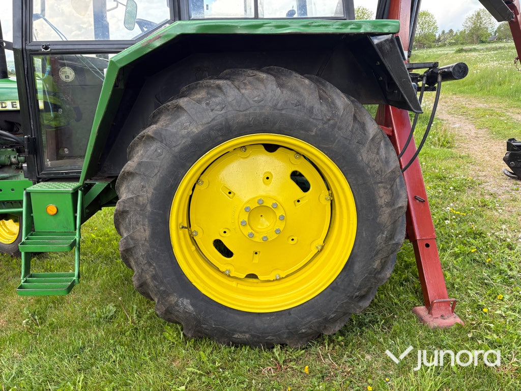 Traktor med skogskran - John Deere, 2130