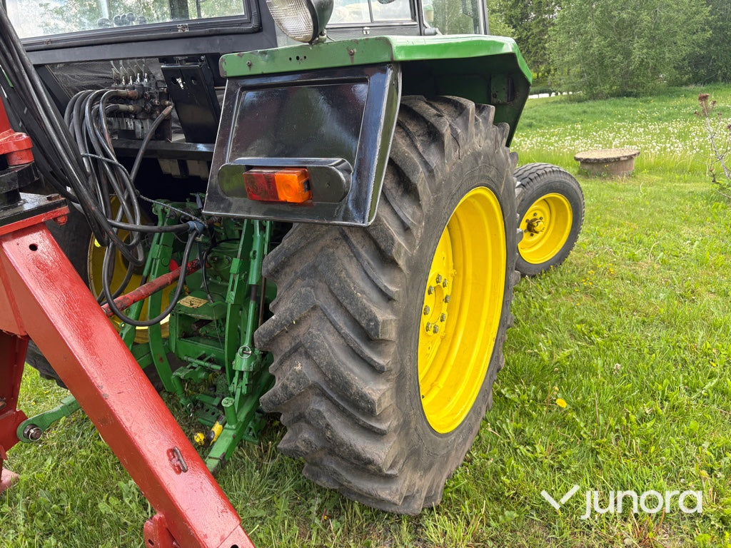 Traktor med skogskran - John Deere, 2130