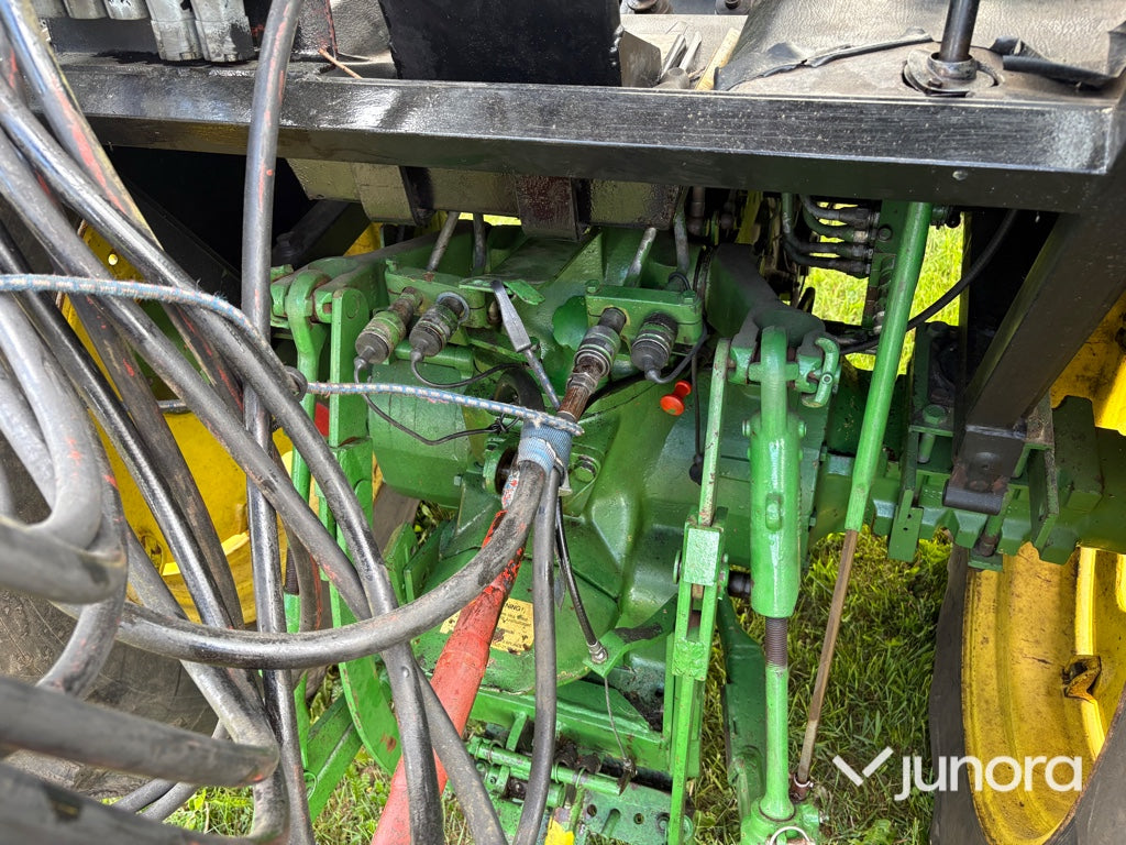 Traktor med skogskran - John Deere, 2130