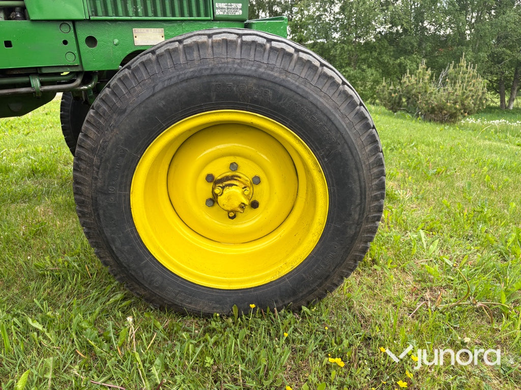Traktor med skogskran - John Deere, 2130