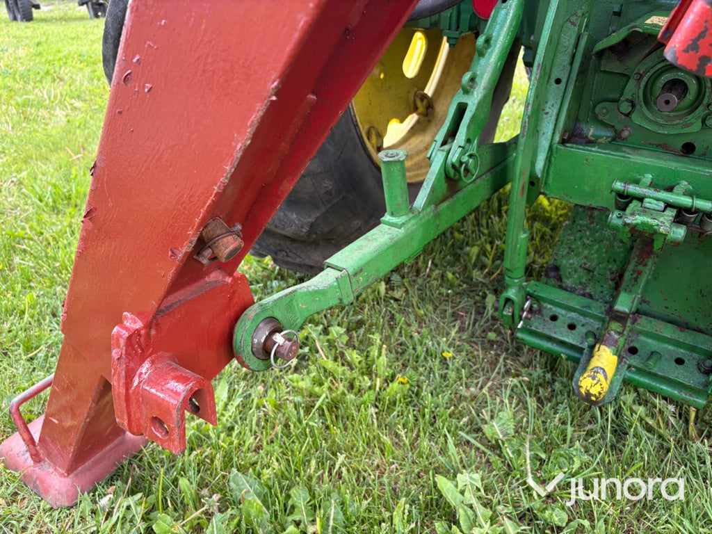 Traktor med skogskran - John Deere, 2130