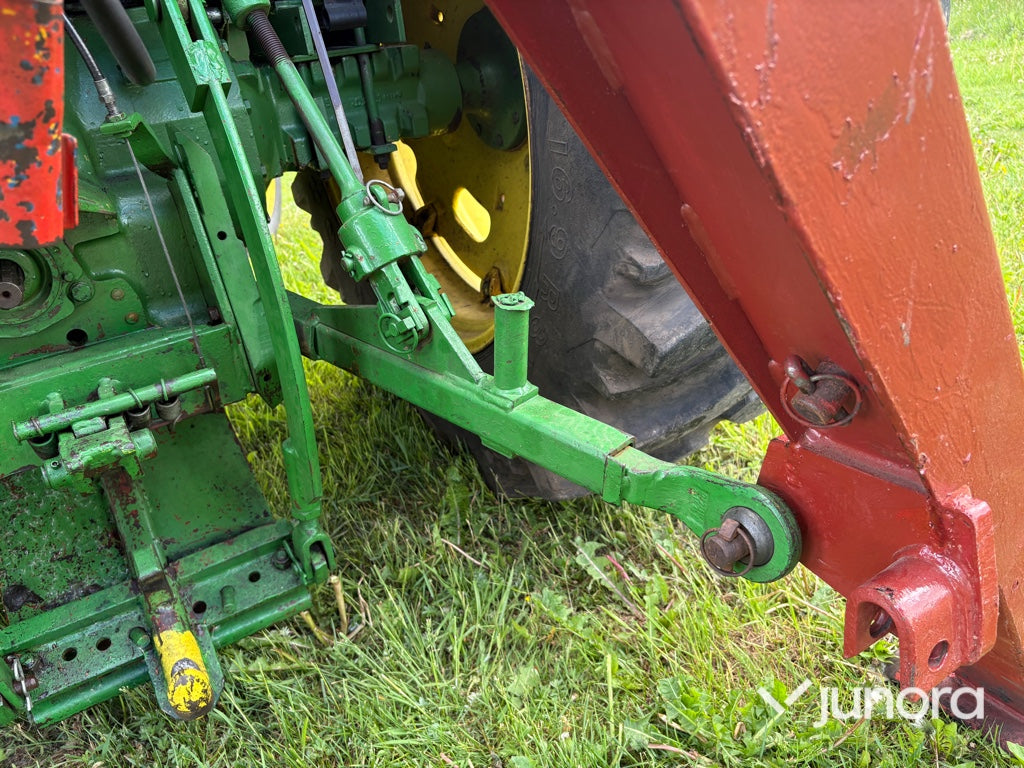 Traktor med skogskran - John Deere, 2130