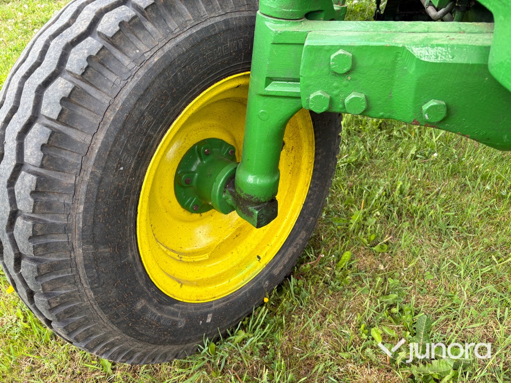 Traktor med skogskran - John Deere, 2130