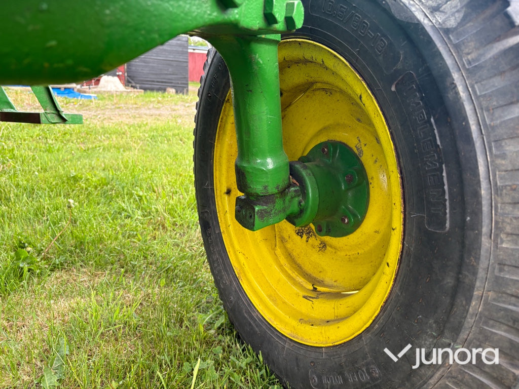 Traktor med skogskran - John Deere, 2130